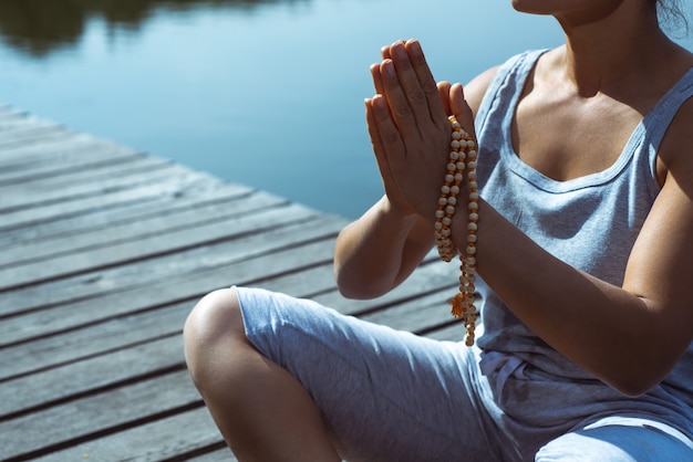 mujer joven, hacer, yoga, en el lago