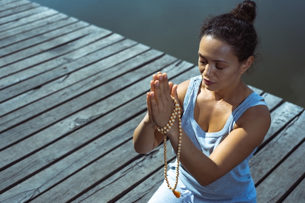 mujer joven, hacer, yoga, en el lago