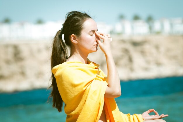 mujer joven, hacer, yoga, respiración