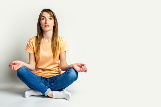 Foto mujer joven, hacer, yoga