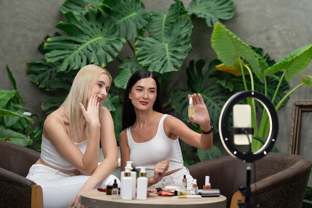 Mujer joven haciendo belleza y cosméticos contenido de video tutorial Blithe