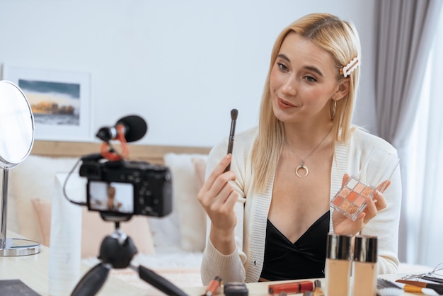 Mujer joven haciendo belleza y cosméticos contenido de video tutorial Blithe