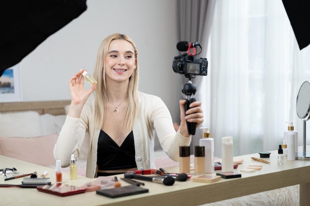 Mujer joven haciendo belleza y cosméticos contenido de video tutorial Blithe