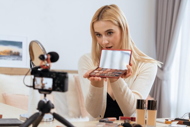 Mujer joven haciendo belleza y cosméticos contenido de video tutorial Blithe