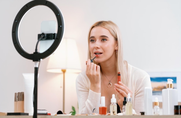 Mujer joven haciendo belleza y cosméticos contenido de video tutorial Blithe