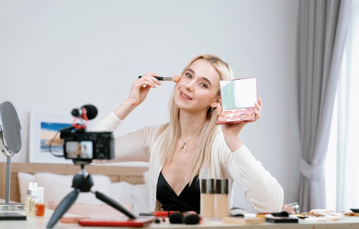 Foto mujer joven haciendo belleza y cosméticos contenido de video tutorial blithe