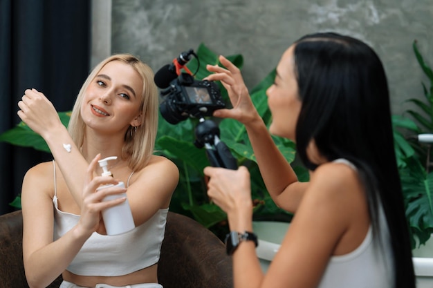 Mujer joven haciendo belleza y cosméticos contenido de video tutorial Blithe