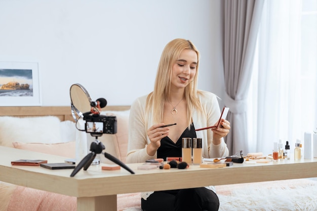 Mujer joven haciendo belleza y cosméticos contenido de video tutorial Blithe