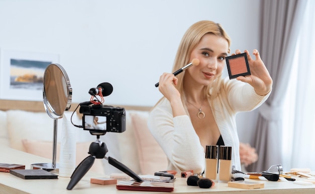 Mujer joven haciendo belleza y cosméticos contenido de video tutorial Blithe
