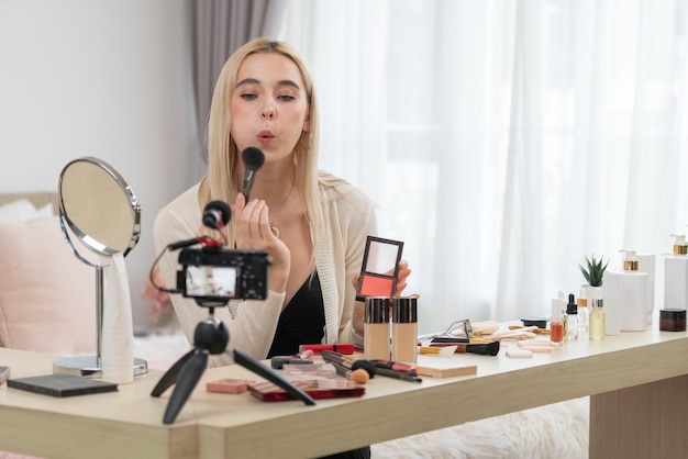 Mujer joven haciendo belleza y cosméticos contenido de video tutorial Blithe