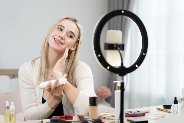 Mujer joven haciendo belleza y cosméticos contenido de video tutorial Blithe