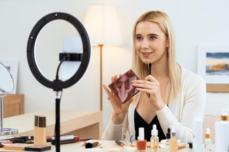 Foto mujer joven haciendo belleza y cosméticos contenido de video tutorial blithe