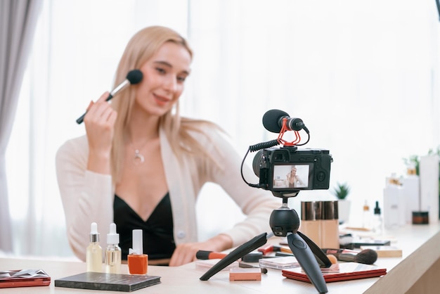 Mujer joven haciendo belleza y cosméticos contenido de video tutorial Blithe