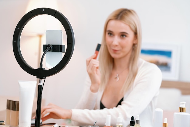 Mujer joven haciendo belleza y cosméticos contenido de video tutorial Blithe