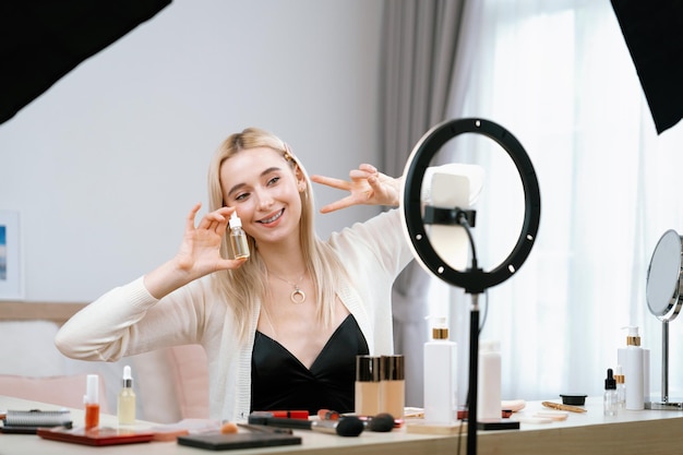 Mujer joven haciendo belleza y cosméticos contenido de video tutorial Blithe
