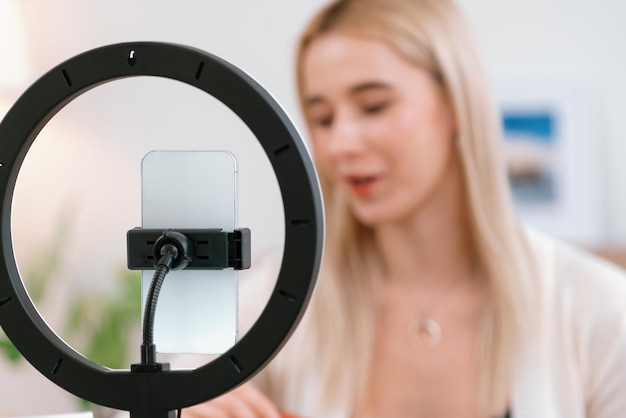Mujer joven haciendo belleza y cosméticos tutorial contenido de video alegre