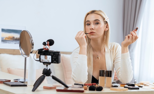 Mujer joven haciendo belleza y cosméticos tutorial contenido de video alegre