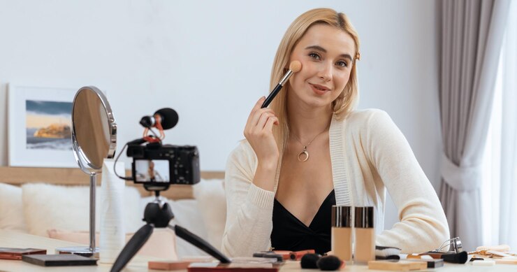 Foto mujer joven haciendo belleza y cosméticos tutorial contenido de video alegre