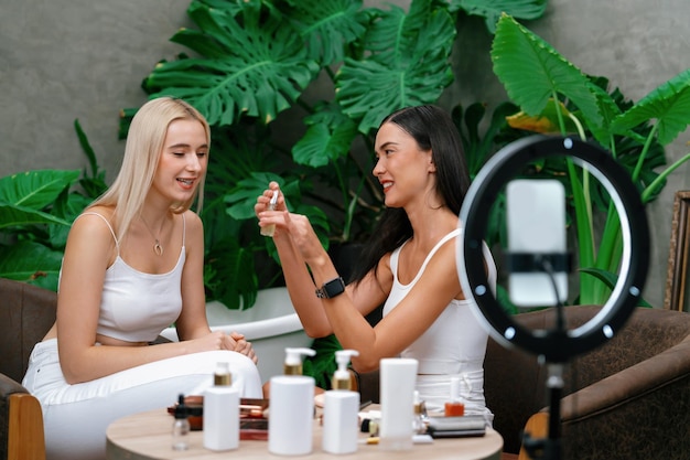 Mujer joven haciendo belleza y cosméticos tutorial contenido de video alegre