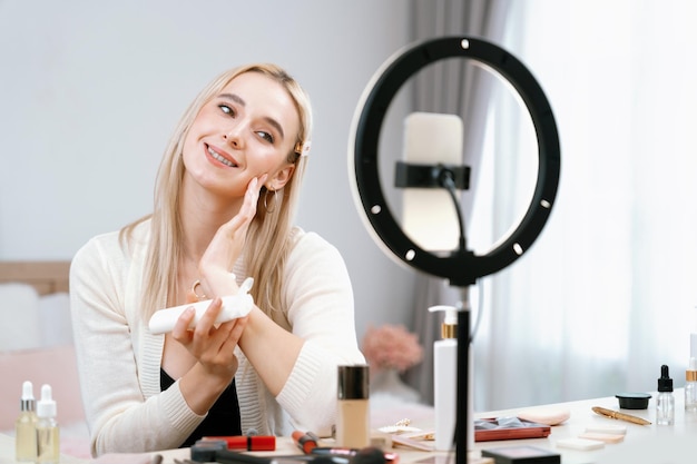 Mujer joven haciendo belleza y cosméticos tutorial contenido de video alegre