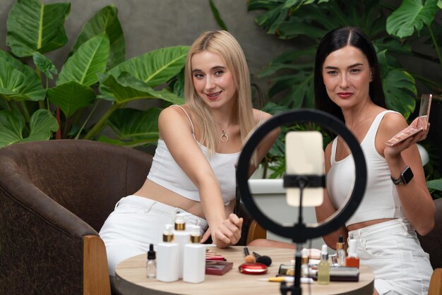 Mujer joven haciendo belleza y cosméticos tutorial contenido de video alegre