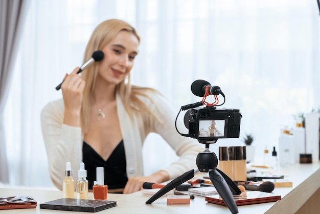 Mujer joven haciendo belleza y cosméticos tutorial contenido de video alegre