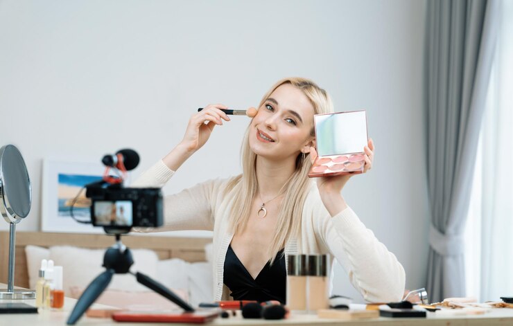 Foto mujer joven haciendo belleza y cosméticos tutorial contenido de video alegre