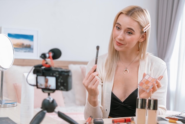 Mujer joven haciendo belleza y cosméticos tutorial contenido de video alegre