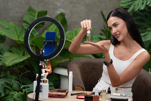 Mujer joven haciendo belleza y cosméticos tutorial contenido de video alegre