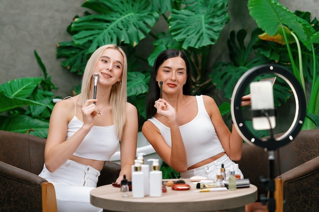 Mujer joven haciendo belleza y cosméticos tutorial contenido de video alegre