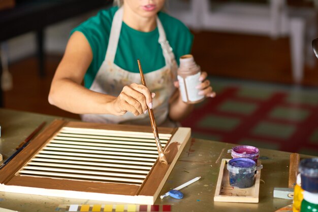 Mujer joven haciendo bricolaje decoración de interiores