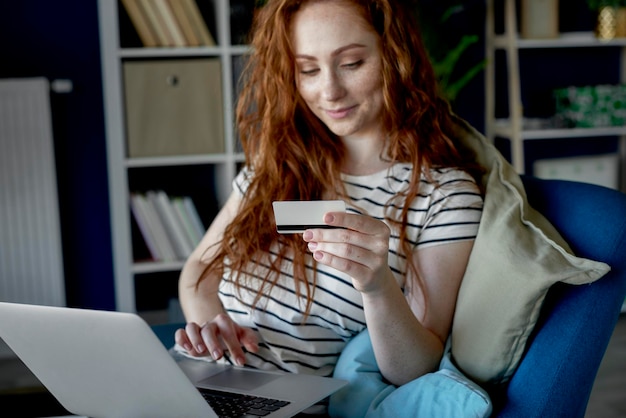 Mujer joven haciendo compras en casa