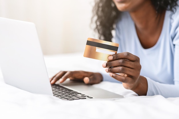 Mujer joven haciendo compras en línea desde casa
