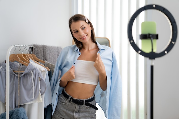 Foto mujer joven haciendo contenido de video de moda para la inauguración de las redes sociales