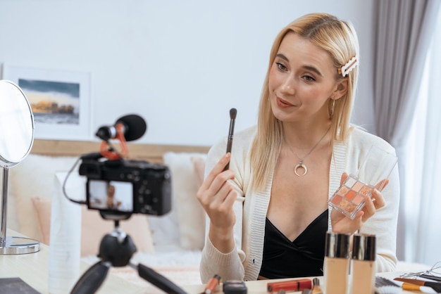 Mujer joven haciendo contenido de vídeo tutorial de belleza y cosmética Blithe