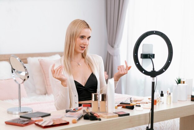 Foto mujer joven haciendo contenido de vídeo tutorial de belleza y cosmética blithe