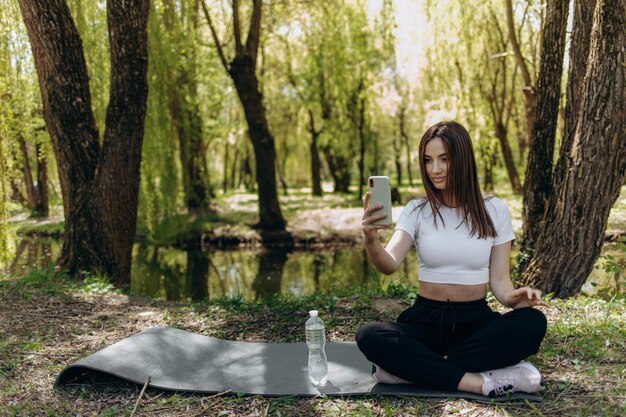 Mujer joven haciendo deporte y escuchando música en el parque