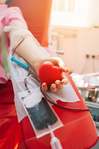 Mujer joven haciendo donación de sangre en el hospital