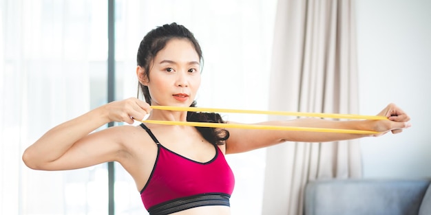 Mujer joven haciendo ejercicio en casa, deporte fitness para culturismo y entrenamiento, estilo de vida saludable niña feliz activa