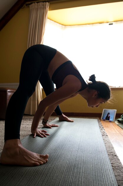 Foto mujer joven haciendo ejercicio en casa