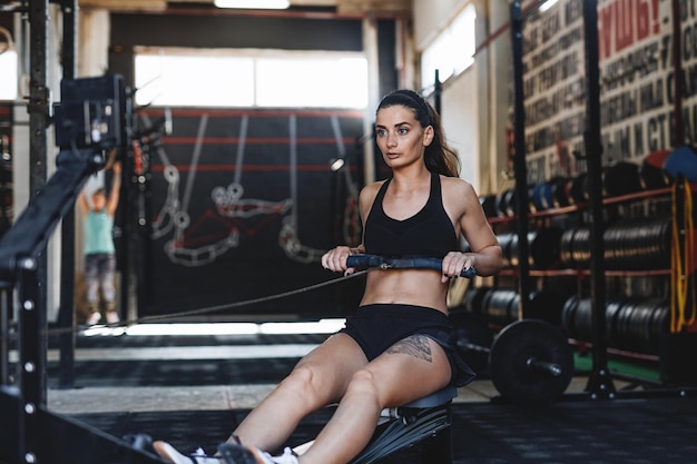 Mujer joven haciendo ejercicio en el gimnasio