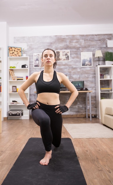 Mujer joven haciendo ejercicio en el gimnasio