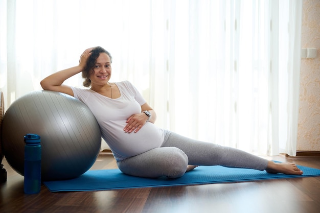 Foto mujer joven haciendo ejercicio en el gimnasio