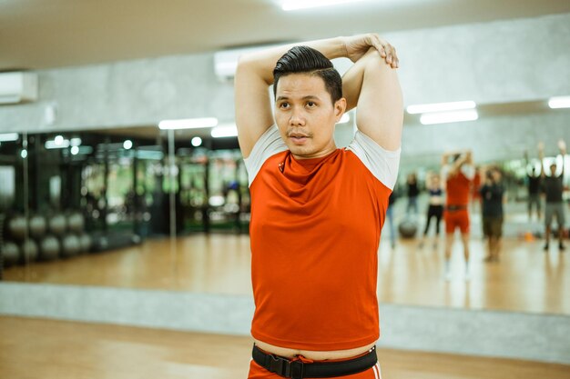 Foto mujer joven haciendo ejercicio en el gimnasio