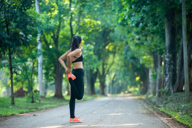 Mujer joven haciendo ejercicio en el parque