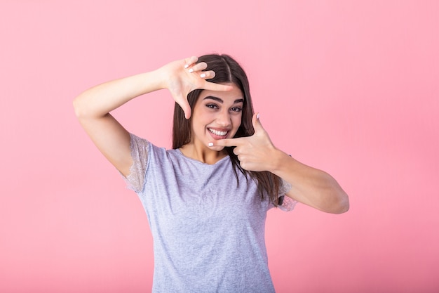 Mujer joven haciendo gesto de marco con los dedos