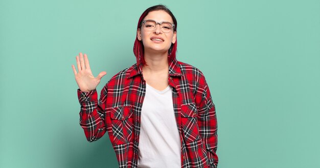 mujer joven haciendo un gesto