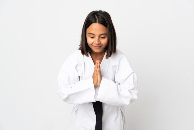 Mujer joven haciendo karate aislado en blanco