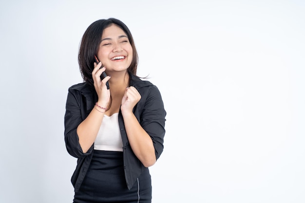 Mujer joven haciendo una llamada usando un teléfono celular