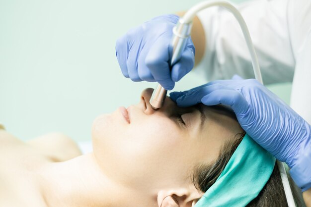 Mujer joven haciendo una mascarilla facial y relajante